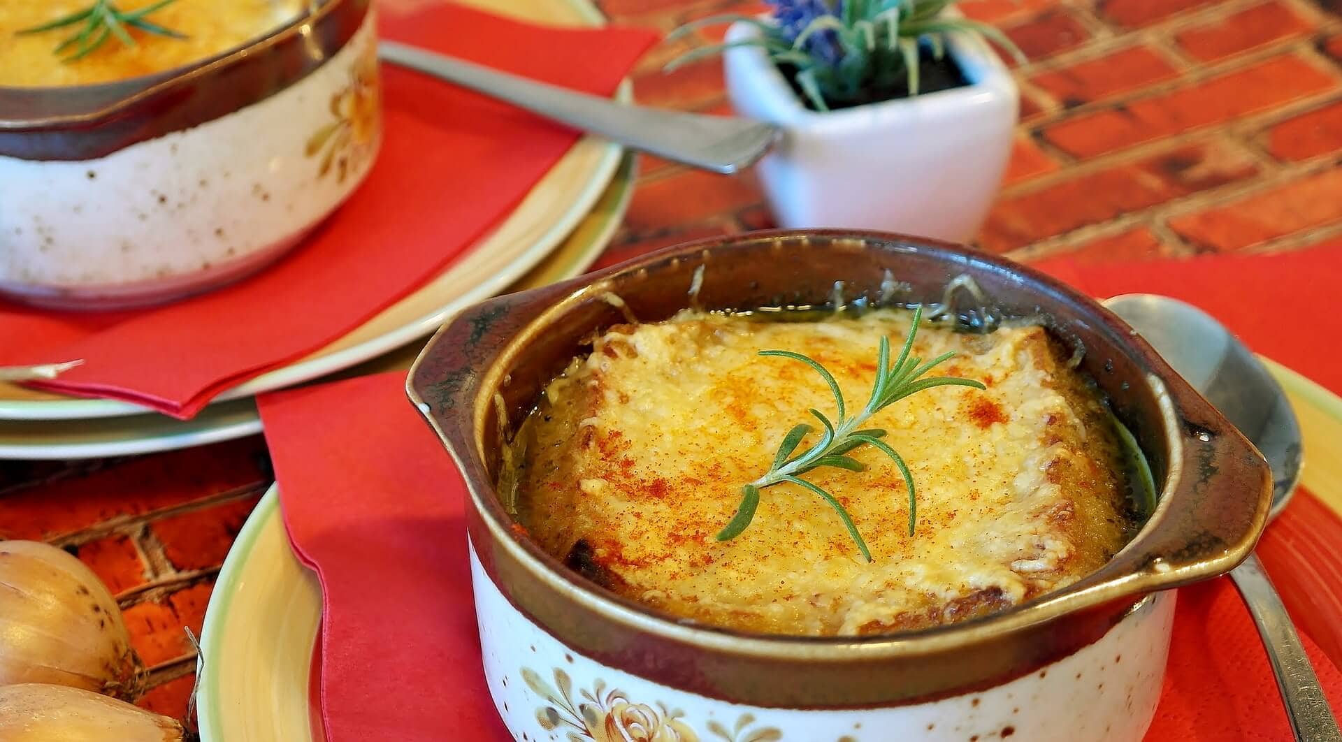 Qué comer en París: sopa de cebolla Sopa de cebolla y la gastronomía francesa