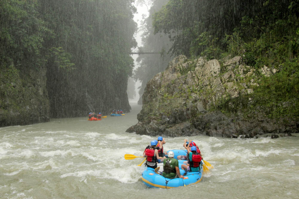 Rafting en los rápidos del río Pacuare, Costa Rica